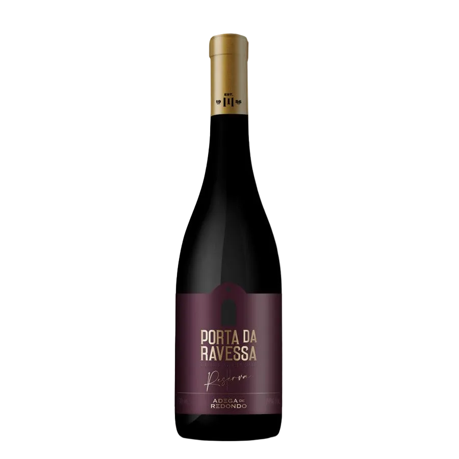 Wine bottle with 'Porta da Ravessa' label on a white background