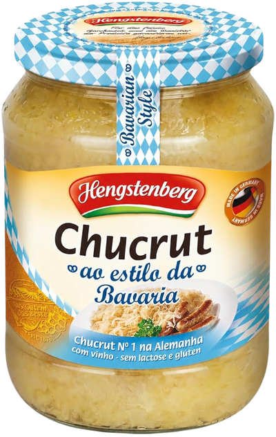 A glass jar of Hengstenberg Chucrut ao estilo da Bavaria, featuring a blue and white checkered lid, a blue and white striped ribbon, and a yellow and white label with the Hengstenberg logo.
