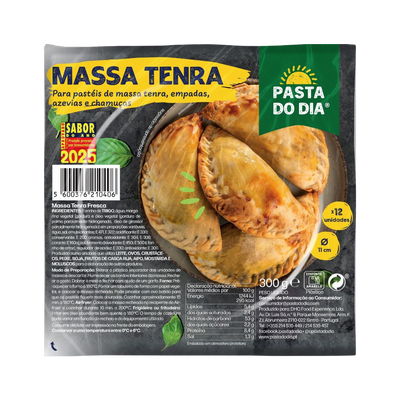 Packaging of Pasta do Dia masa tenra with empanadas on a white background